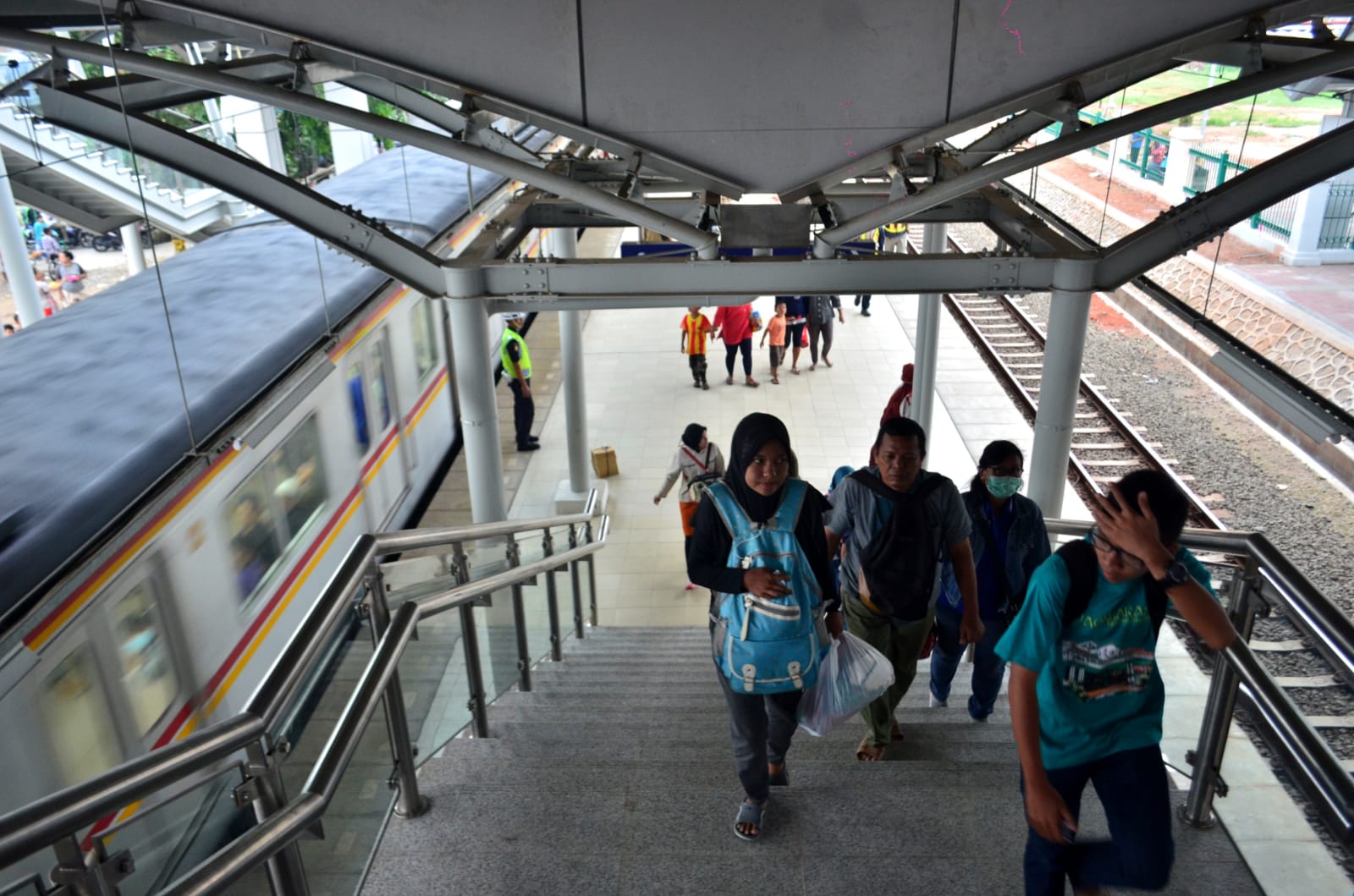 Bekasi - Suasana di Stasiun Bekasi. Foto: Septian/Gobekasi.id.