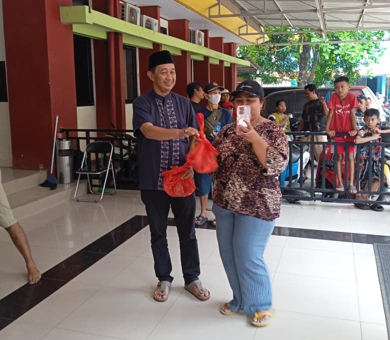 Bekasi - Ketua Harian KONI Kota Bekasi, Agus Irianto membagikan pendistribusian daging hewan kurban. Foto: Gobekasi.id.