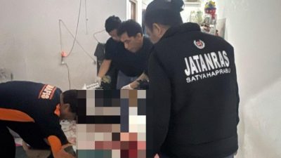 Bekasi - Tim Jatanras Polres Metro Bekasi Kota saat mengevakuasi jasad balita yang tewas dengan kondisi mengeaskan. Foto: Ist/Gobekasi.id.