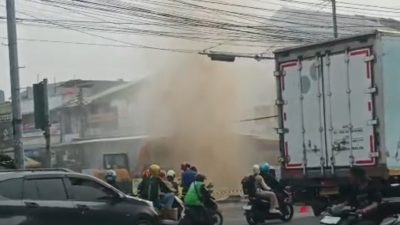 Bekasi - Semburan air bercampur gas setinggi 3 meter di pertigaan Grand Mall pada Jumat (29/5/2026) sore. Foto: Ist/Gobekasi.id.