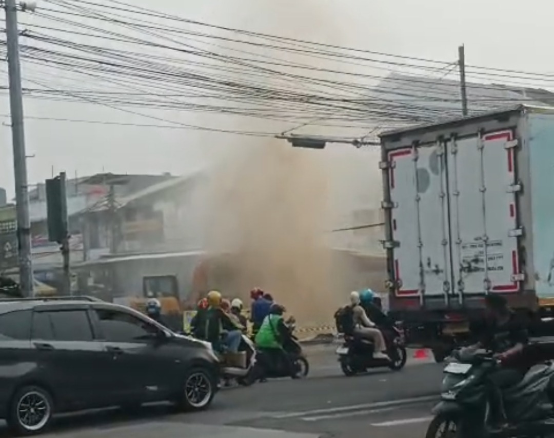 Bekasi - Semburan air bercampur gas setinggi 3 meter di pertigaan Grand Mall pada Jumat (29/5/2026) sore. Foto: Ist/Gobekasi.id.