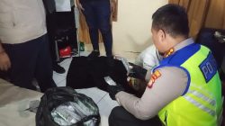 Bekasi - Polisi saat menyita ribuan obat keras ilegal dalam patroli. Foto: Ist/Gobekasi.id.