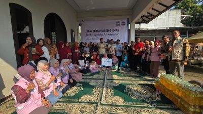 Bekasi - YBM bersama Srikandi PLN Bekasi melaksanakan kegiatan sosial berupa penyaluran 150 paket daging sapi kurban kepada masyarakat di sekitar Yayasan Raudhatus Sholihat, Kayuringin Jaya, Bekasi Selatan. Foto: Ist