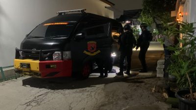 Bekasi - Tim Penjinak Bom (Jihandak) Polda Metro Jaya melakukan penanganan temuan benda mencurigakan yang diduga granat nanas di area tempat pembuangan sampah di Kelurahan Aren Jaya, Kecamatan Bekasi Timur, Kota Bekasi, Sabtu (30/5/2026) sore. Foto: Ist/Gobekasi.id.