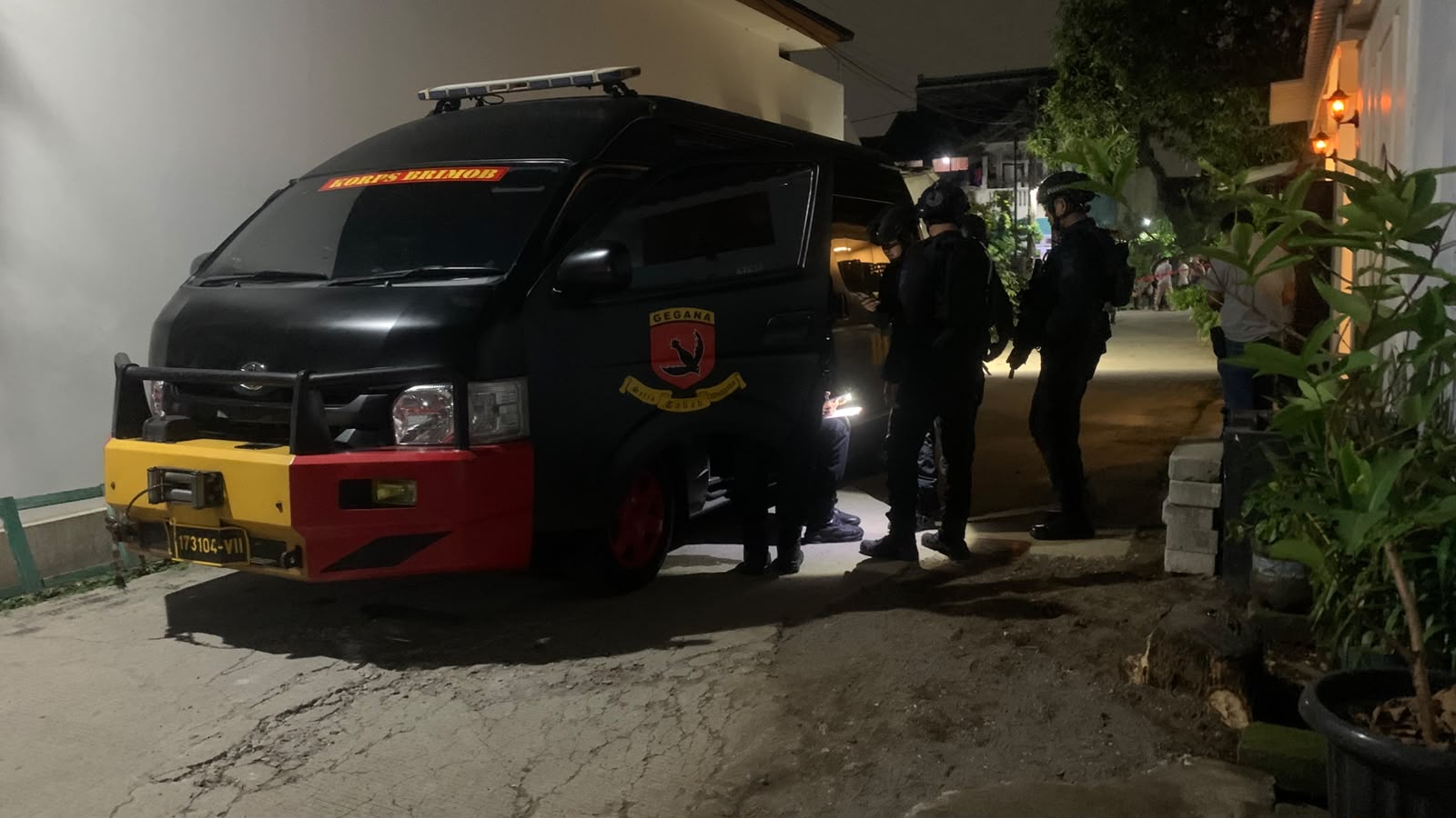 Bekasi - Tim Penjinak Bom (Jihandak) Polda Metro Jaya melakukan penanganan temuan benda mencurigakan yang diduga granat nanas di area tempat pembuangan sampah di Kelurahan Aren Jaya, Kecamatan Bekasi Timur, Kota Bekasi, Sabtu (30/5/2026) sore. Foto: Ist/Gobekasi.id.