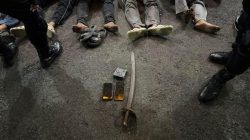 Bekasi - Tim Patroli Batalyon D Pelopor Satuan Brimob Polda Metro Jaya meringkus enam pemuda dan barang bukti pedang yang diduga untuk tawuran. Foto: Ist/Gobekasi.id.
