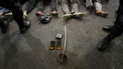 Bekasi - Tim Patroli Batalyon D Pelopor Satuan Brimob Polda Metro Jaya meringkus enam pemuda dan barang bukti pedang yang diduga untuk tawuran. Foto: Ist/Gobekasi.id.