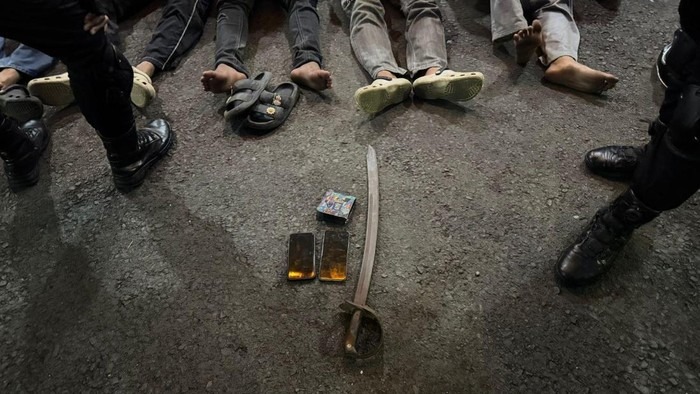 Bekasi - Tim Patroli Batalyon D Pelopor Satuan Brimob Polda Metro Jaya meringkus enam pemuda dan barang bukti pedang yang diduga untuk tawuran. Foto: Ist/Gobekasi.id.