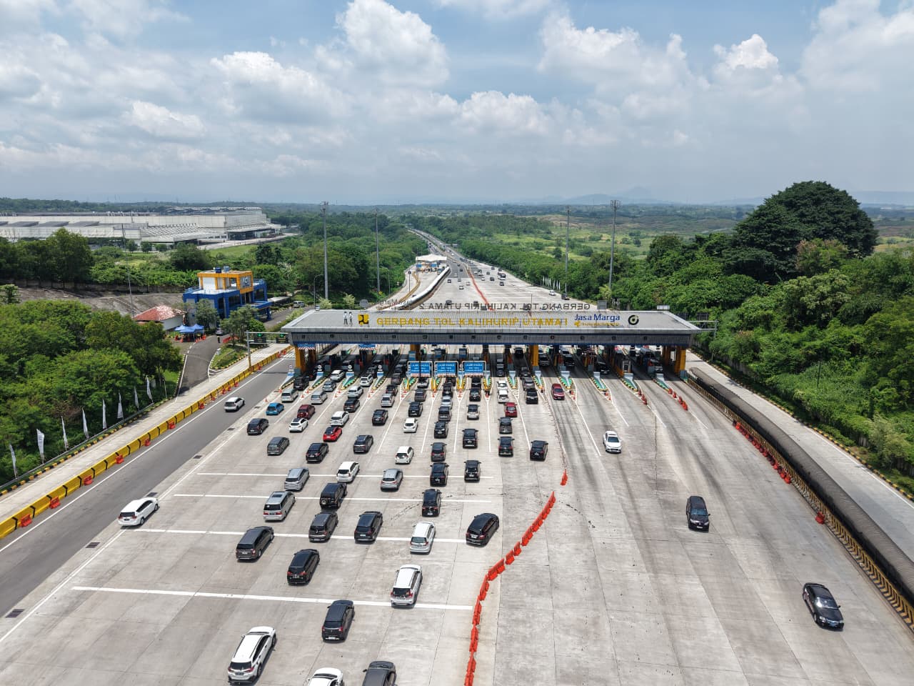 Bekasi - Pantauan lalu lintas GT Kalihurip Utama. Foto: Ist/Gobekasi.id.