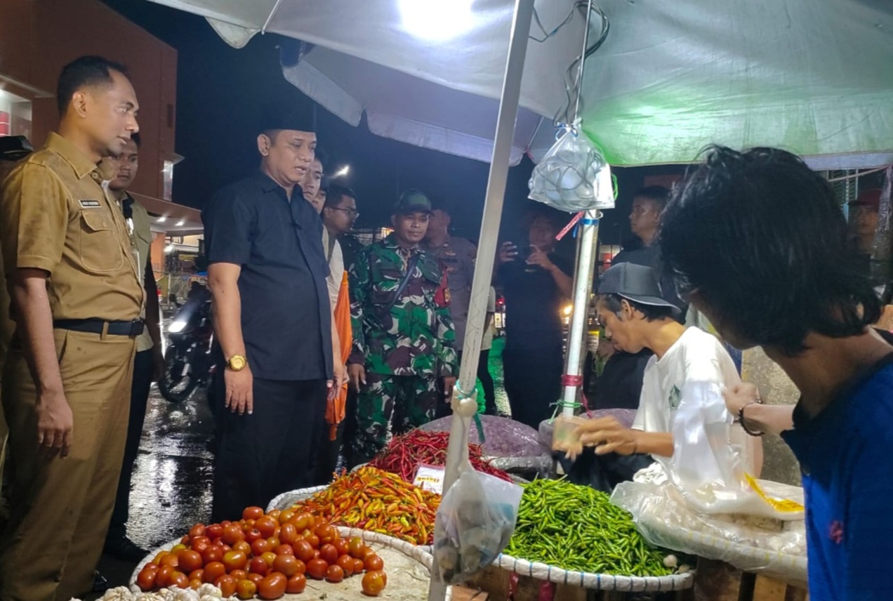 Bekasi - Plt Bupati Bekasi, dr. Asep Surya Atmaja, melakukan inspeksi mendadak (sidak) di kawasan Jl. RE Martadinata tepatnya di area pasar tumpah SGC Cikarang, pada Senin (4/5/2026) malam. Foto: Ist/Gobekasi.id.