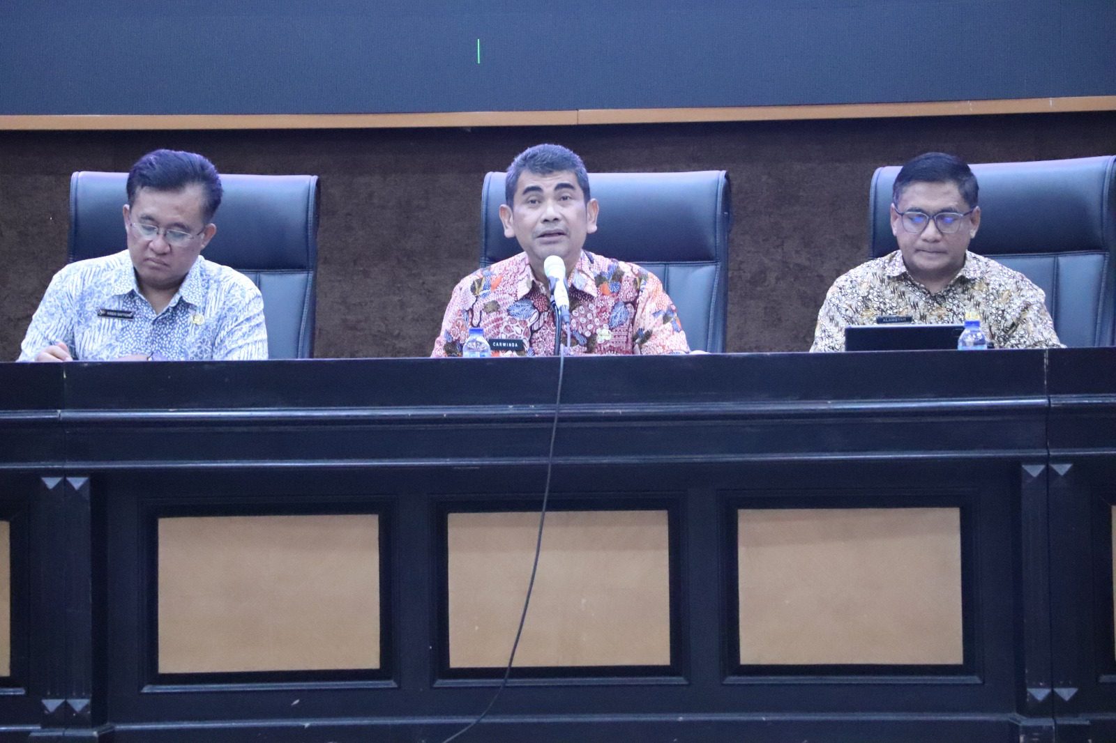 Bekasi - Plh. Sekretaris Daerah Kabupaten Bekasi, Carwinda, memimpin Rapat Koordinasi Optimalisasi Peran dan Tugas Satuan Tugas (Satgas) Makan Bergizi Gratis (MBG) di Aula KH. Noer Alie, Gedung Kantor Bupati Bekasi, Kamis (7/5/2026). Foto: Ist/Gobekasi.id.