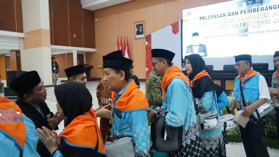 Bekasi - Pemerintah Kabupaten Bekasi kembali memberangkatkan 440 jamaah haji yang tergabung dalam Kloter 33 di Gedung Swatantra Wibawamukti, komplek Pemkab Bekasi, Sukamahi, Cikarang Pusat, Sabtu (16/2026). Foto : Ist/Gobekasi.id.