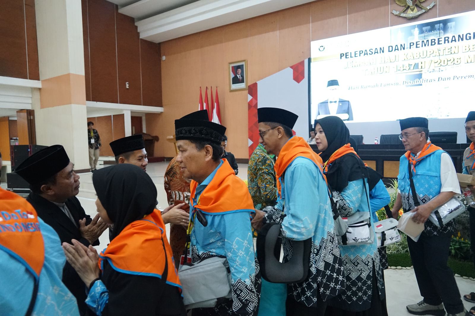 Bekasi - Pemerintah Kabupaten Bekasi kembali memberangkatkan 440 jamaah haji yang tergabung dalam Kloter 33 di Gedung Swatantra Wibawamukti, komplek Pemkab Bekasi, Sukamahi, Cikarang Pusat, Sabtu (16/2026). Foto : Ist/Gobekasi.id.