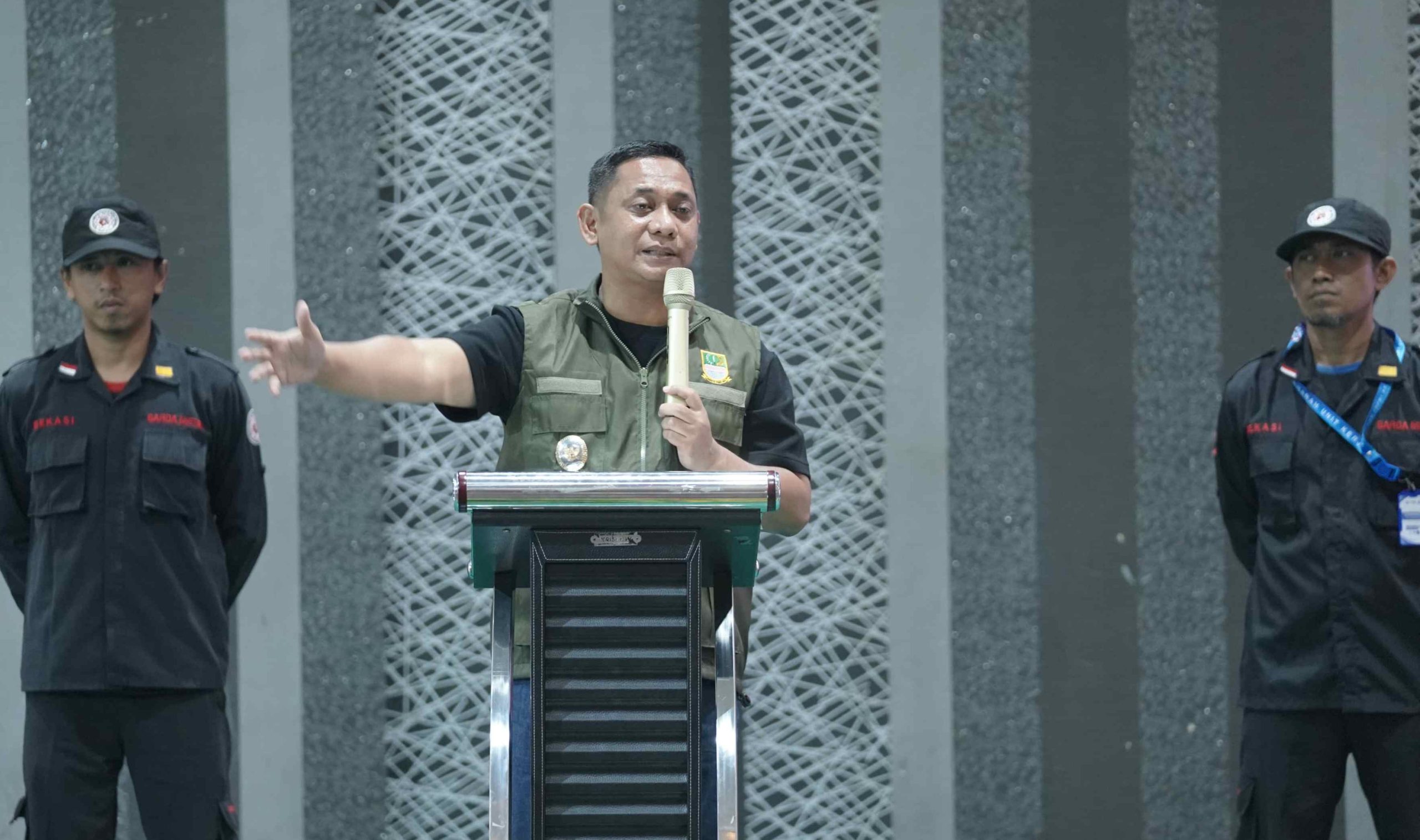 Bekasi - Plt Bupati Bekasi Asep Surya Atmaja menghadiri Musyawarah Unit Kerja (Musnik) ke-10 Pimpinan Unit Kerja (PUK) Serikat Pekerja Automotif Mesin dan Komponen (SPAMK) Federasi Serikat Pekerja Metal Indonesia (FSPMI) PT Aisin Indonesia, di Holiday Inn Jababeka, Cikarang Selatan, Sabtu (16/5/2026). Foto : Ist/Gobekasi.id.