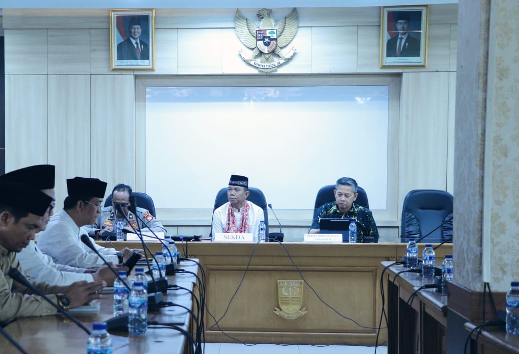 Bekasi - Pemkab Bekasi terus mematangkan persiapan Pilkades Digital 2026 melalui penguatan pemutakhiran data penduduk dan data desa di 154 desa se-Kabupaten Bekasi. Sekda Kabupaten Bekasi Endin Samsudin menegaskan, data yang akurat dan terpadu menjadi kunci sukses pelaksanaan Pilkades. Foto: Ist