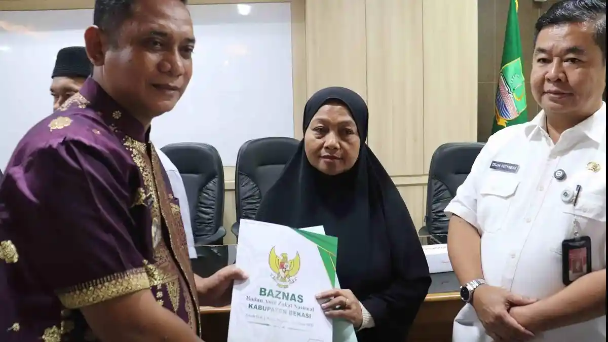 Bekasi - Plt Bupati Bekasi Asep Surya Atmaja menyerahkan bantuan kepada keluarga korban kecelakaan KRL Commuter Line di Ruang Rapat KH. Mamun Nawawi, Kantor Bupati Bekasi, Cikarang Pusat Rabu, (06/5/2026). Foto: Ist/Gobekasi.id.