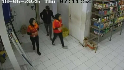 Bekasi - Pegawai minimarket ditodong pistol mainan oleh perampok yang beraksi seorang diri di Bekasi, Kamis (18/6/2026). Foto: Ist