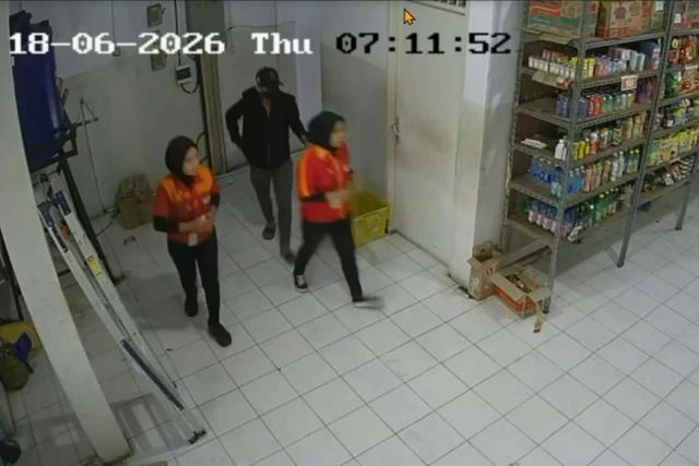 Bekasi - Pegawai minimarket ditodong pistol mainan oleh perampok yang beraksi seorang diri di Bekasi, Kamis (18/6/2026). Foto: Ist