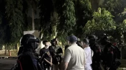 Bekasi - Brimob Polda Metro Jaya menggelandang remaja tanggung yang kedapatan mengonsumsi dan menyalahgunakan obat-obatan terlarang di Cikarang Utara, Selasa (16/6/2026) pagi. Foto: Ist