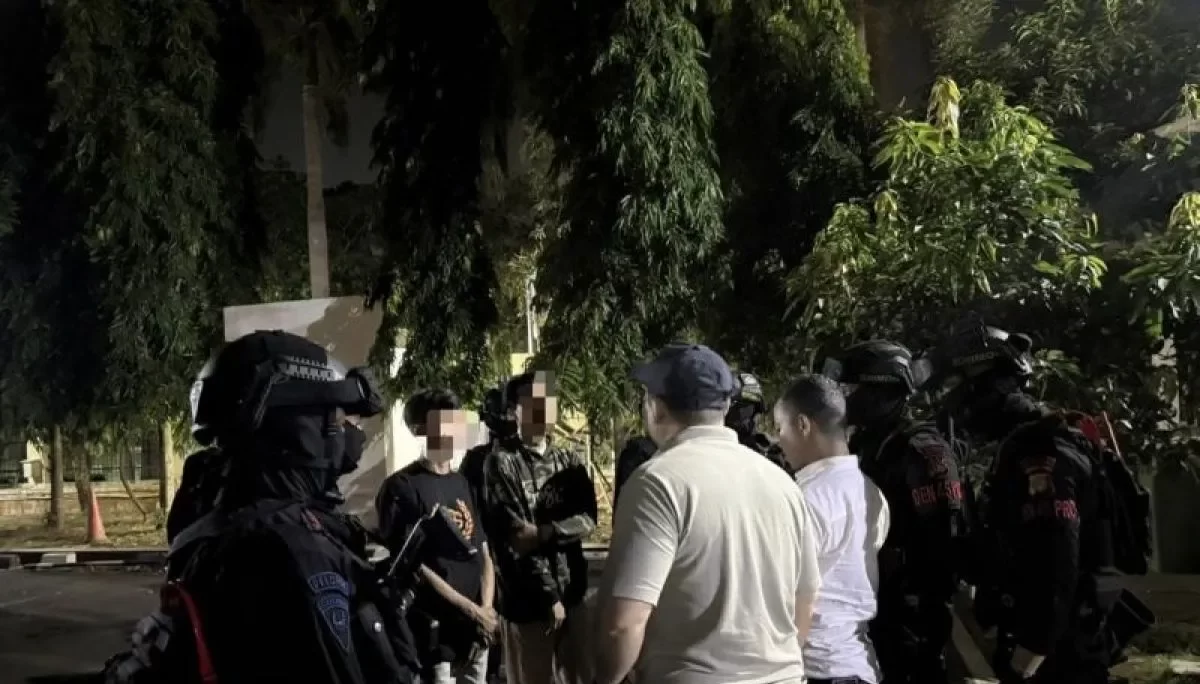 Bekasi - Brimob Polda Metro Jaya menggelandang remaja tanggung yang kedapatan mengonsumsi dan menyalahgunakan obat-obatan terlarang di Cikarang Utara, Selasa (16/6/2026) pagi. Foto: Ist
