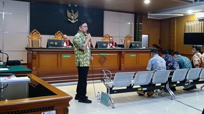 Bekasi - Kepala Dinas Sumber Daya Air, Bina Marga, dan Bina Konstruksi (SDABMBK) Kabupaten Bekasi, Hendri Lincoln, saat memberikan kesaksian pusaran dugaan suap yang menjerat Bupati Bekasi Nonaktif, Ade Kuswara Kunang di Pengadilan Tindak Pidana Korupsi (Tipikor) Bandung, Senin (8/6/2026). Foto: Ist