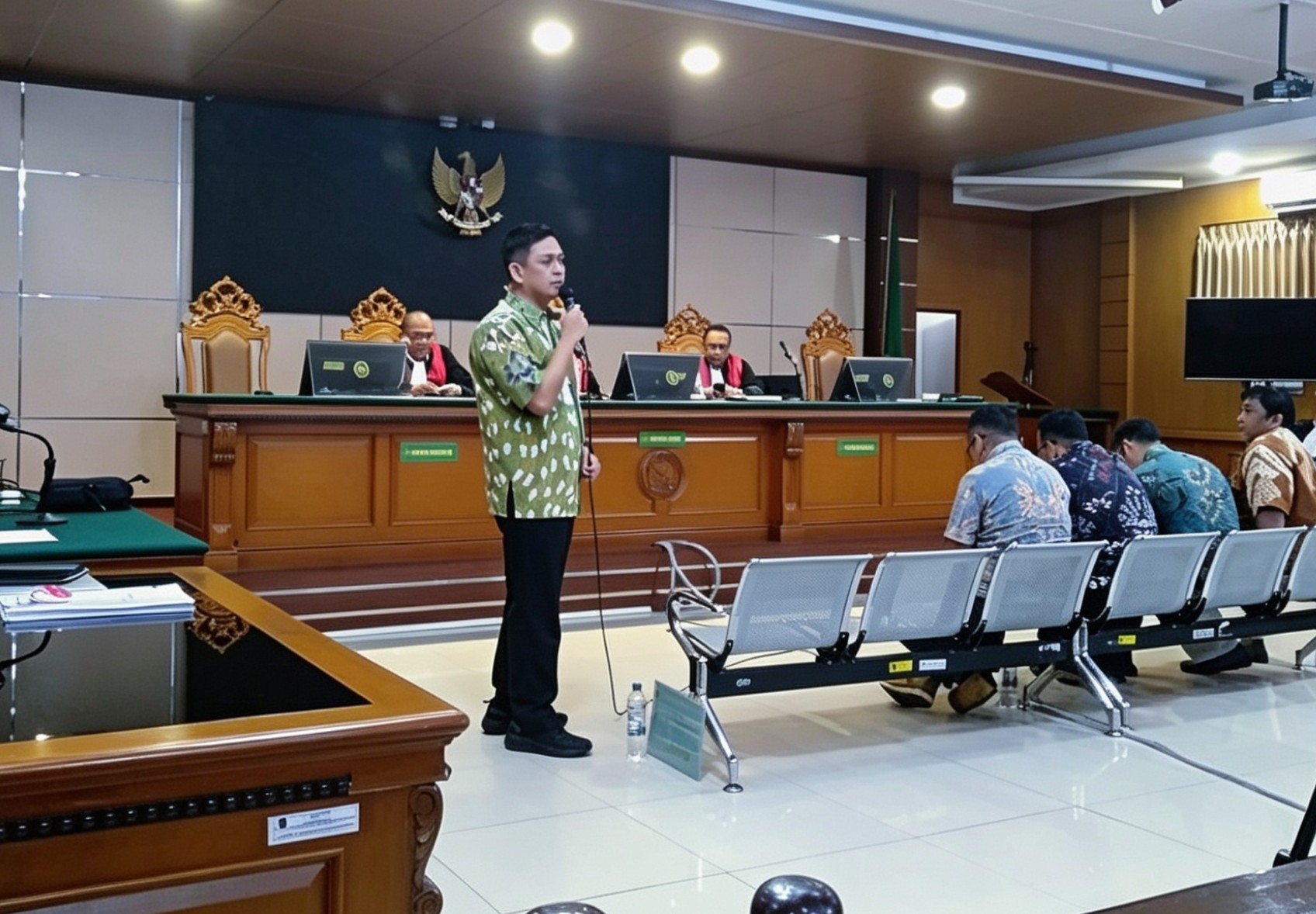 Bekasi - Kepala Dinas Sumber Daya Air, Bina Marga, dan Bina Konstruksi (SDABMBK) Kabupaten Bekasi, Hendri Lincoln, saat memberikan kesaksian pusaran dugaan suap yang menjerat Bupati Bekasi Nonaktif, Ade Kuswara Kunang di Pengadilan Tindak Pidana Korupsi (Tipikor) Bandung, Senin (8/6/2026). Foto: Ist