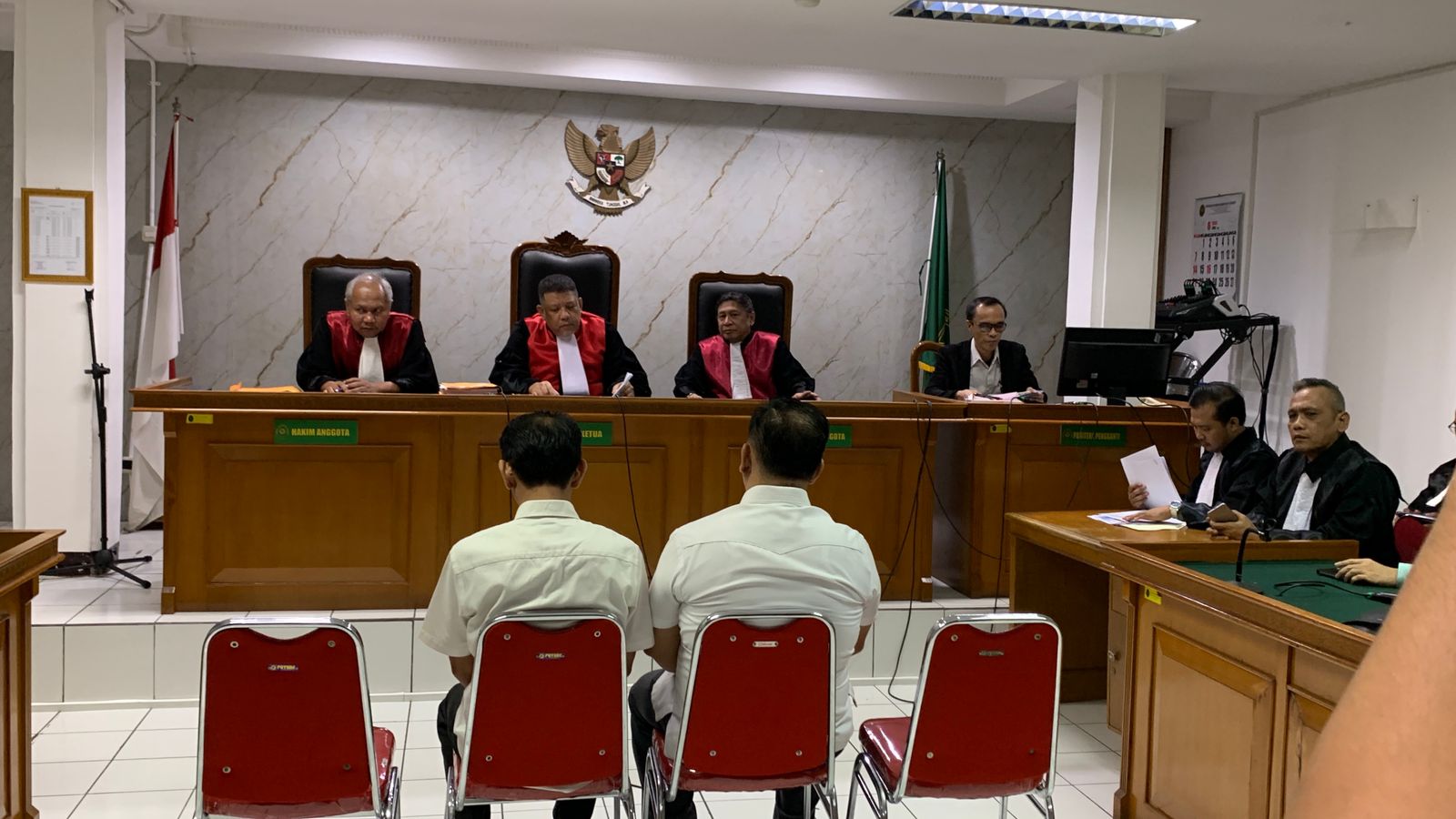 Bekasi - Mantan Wakil Ketua DPRD Kabupaten Bekasi, Soleman, dan mantan Sekretaris DPRD Kabupaten Bekasi, Rahmat Atong Sanif di Pengadilan Tindak Pidana Korupsi (Tipikor) Bandung pada Rabu (17/6/2026). Foto: Ist/Gobekasi.id.
