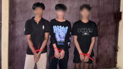 Bekasi - Tiga pemuda diamankan polisi saat hendak tawuran di Tambun Utara, Minggu (14/6/2026) dini hari. Foto: Ist