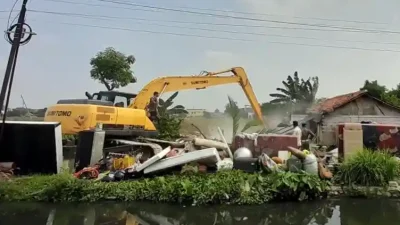 Bekasi - Bangunan liar di Cikarang ditertibkan dengan excavator. Foto: Ist/Gobekasi.id.