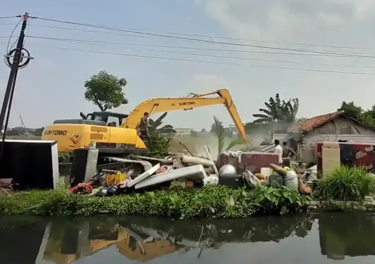 Bekasi - Bangunan liar di Cikarang ditertibkan dengan excavator. Foto: Ist/Gobekasi.id.