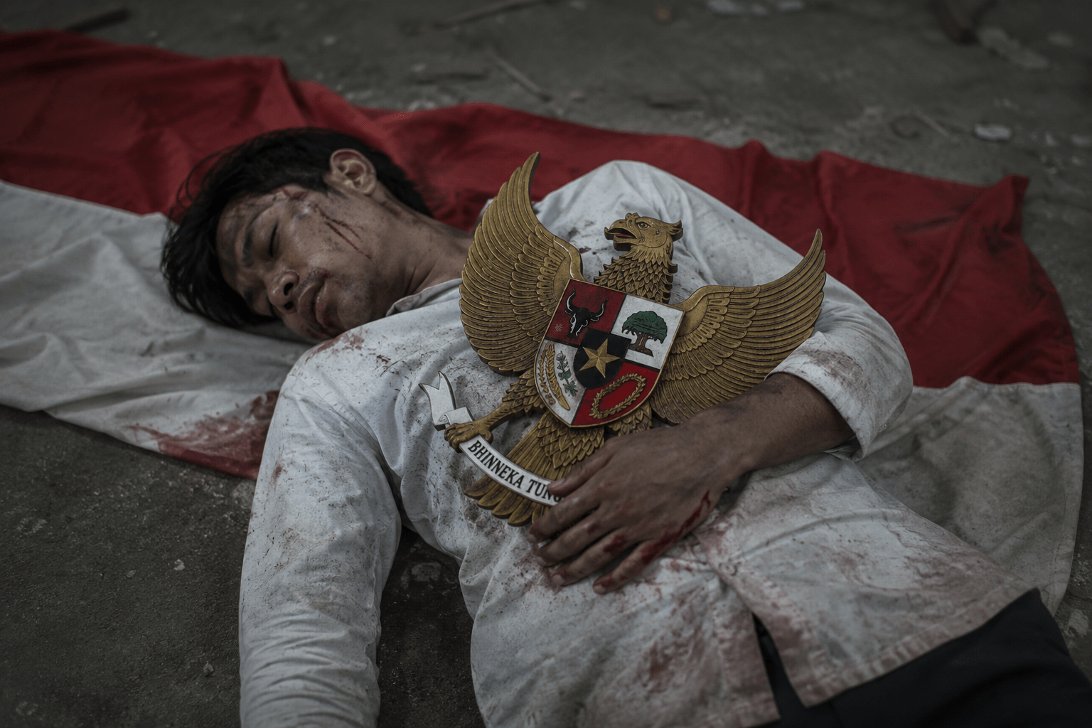 Bekasi - Gambar ini merupakan simbol visual yang kuat tentang matinya nilai-nilai kebangsaan, keadilan, dan semangat persatuan yang terkandung dalam Pancasila. Garuda yang dipeluk erat seolah menjadi representasi harapan terakhir yang dipertahankan hingga akhir hayat. Foto: Chatgpt for Gobekasi.id.