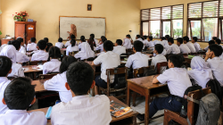 Bekasi - Ilustrasi romobongan belajar yang mengalami over kapasitas di kelas. Foto: Gobekasi.id.