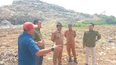 Bekasi - DPRD Kabupaten Bekasi saat melakukan sidak pengolahaan limbah sampah TPA Burangkeng. Foto: Ist