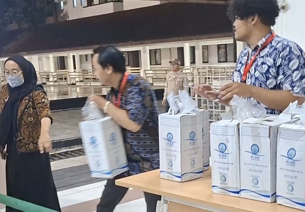 Bekasi - Air Zamzam yang diburu jemaah Haji Jawa Barat. Foto: Ist