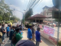 Demo di DPRD Kota Bekasi, Mahasiswa Bawa 13 Tuntutan dan Kritik Program MBG