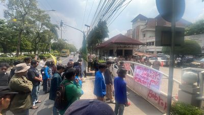 Bekasi - Aliansi Mahasiswa Kota Bekasi menggelar aksi demonstrasi di depan Gedung DPRD Kota Bekasi, Senin (15/6/2026). Foto: Septian/Gobekasi.id