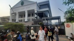 Bekasi - Para ahli waris pembebasan lahan Tol Cimanggis - Cibitung di Jatikarya mendatangi Pengadilan Negeri Bekasi untuk meminta kepastian pembayaran konsinyasi, Rabu (17/6/2026). Foto: Septian/Gobekasi.id.
