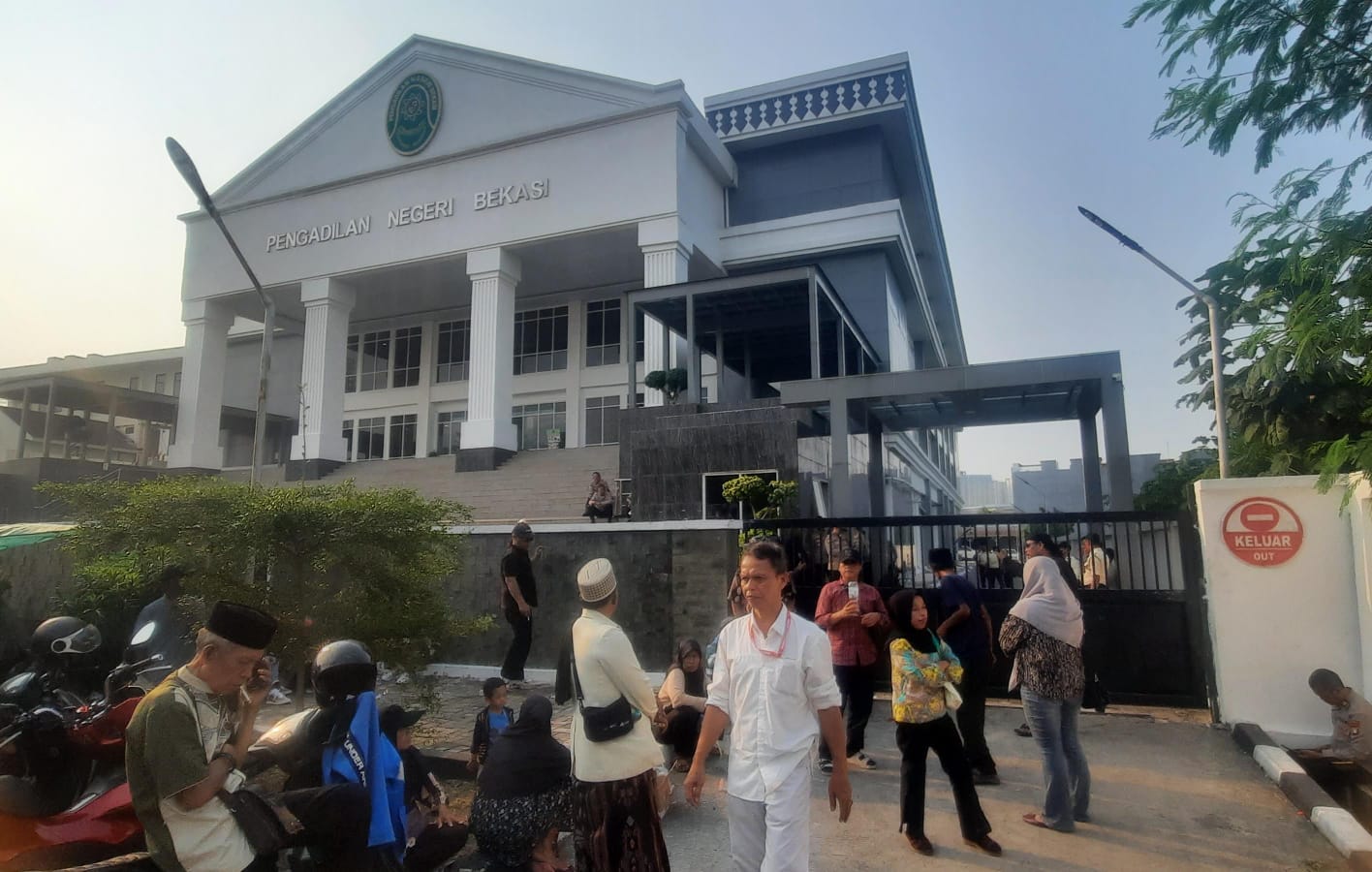 Bekasi - Para ahli waris pembebasan lahan Tol Cimanggis - Cibitung di Jatikarya mendatangi Pengadilan Negeri Bekasi untuk meminta kepastian pembayaran konsinyasi, Rabu (17/6/2026). Foto: Septian/Gobekasi.id.