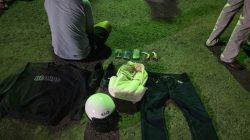 Bekasi - Polres Metro Bekasi mengamankan pelaku begal driver ojol beserta barang buktinya. Foto: Ist