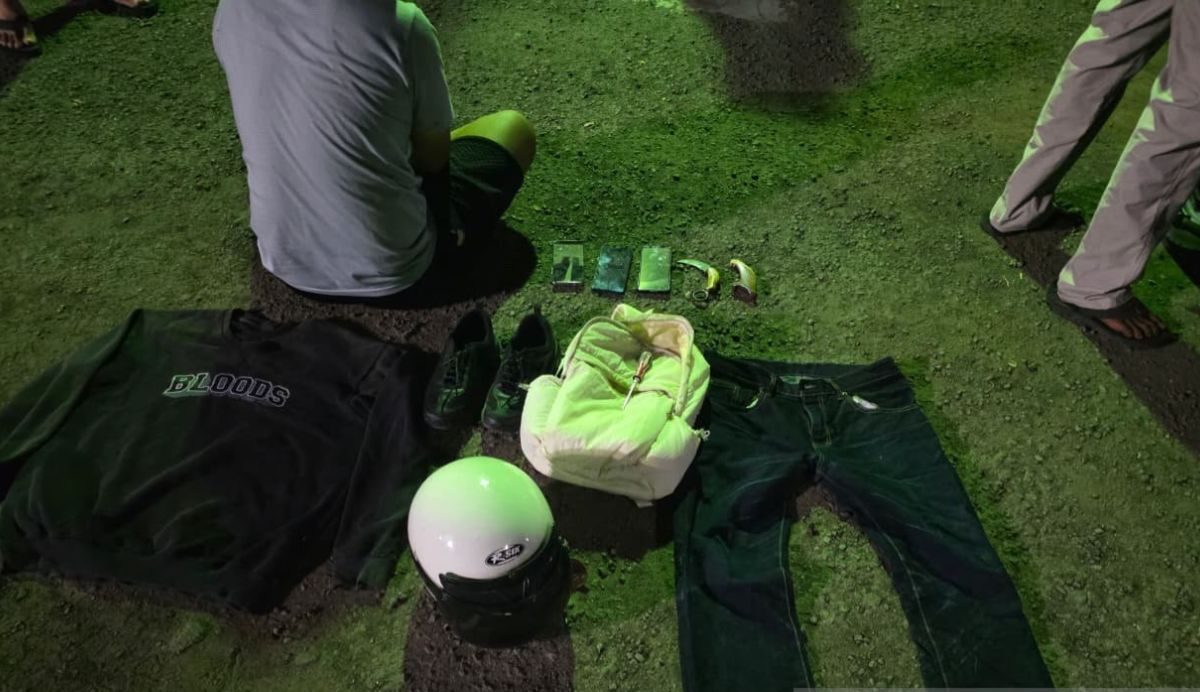 Bekasi - Polres Metro Bekasi mengamankan pelaku begal driver ojol beserta barang buktinya. Foto: Ist