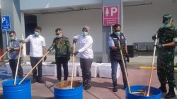 Bekasi - Kepala Kejaksaan Negeri Kota Bekasi, Sulvia Triana Hapsari, saat melakukan pemusnahan barang bukti bauh hasil kriminalitas di Kota Bekasi. Foto: Ist/Gobekasi.id.