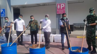 Bekasi - Kepala Kejaksaan Negeri Kota Bekasi, Sulvia Triana Hapsari, saat melakukan pemusnahan barang bukti bauh hasil kriminalitas di Kota Bekasi. Foto: Ist/Gobekasi.id.