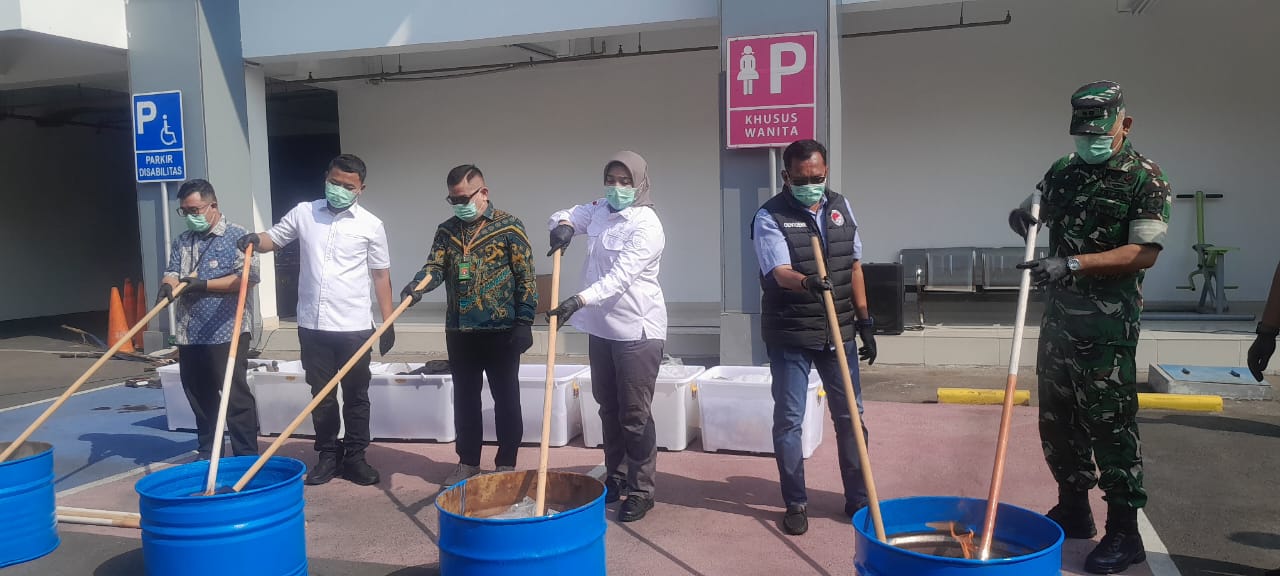 Bekasi - Kepala Kejaksaan Negeri Kota Bekasi, Sulvia Triana Hapsari, saat melakukan pemusnahan barang bukti bauh hasil kriminalitas di Kota Bekasi. Foto: Ist/Gobekasi.id.