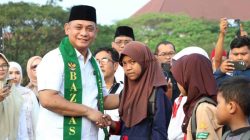 Bekasi - Plt. Bupati Bekasi Asep Surya Atmaja menyapa pelajar penerima manfaat program bantuan pendidikan dari Baznas daerah setempat di Lapangan Plaza Pemkab Bekasi, Rabu (24/6/2026). Foto: Ist/Gobekasi.id.