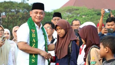 Bekasi - Plt. Bupati Bekasi Asep Surya Atmaja menyapa pelajar penerima manfaat program bantuan pendidikan dari Baznas daerah setempat di Lapangan Plaza Pemkab Bekasi, Rabu (24/6/2026). Foto: Ist/Gobekasi.id.