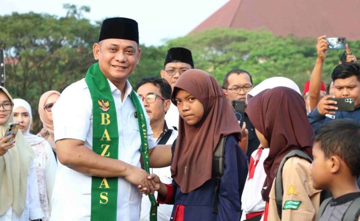 Bekasi - Plt. Bupati Bekasi Asep Surya Atmaja menyapa pelajar penerima manfaat program bantuan pendidikan dari Baznas daerah setempat di Lapangan Plaza Pemkab Bekasi, Rabu (24/6/2026). Foto: Ist/Gobekasi.id.