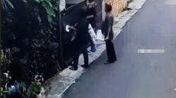 Terekam CCTV, Tiga Pengamen Bakar Pagar Rumah di Jatiwaringin