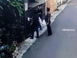 Terekam CCTV, Tiga Pengamen Bakar Pagar Rumah di Jatiwaringin