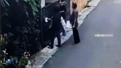 Bekasi - Tangkapan layar CCTV pengamen coba membakar pagar rumah milik warga di Pondok Gede, Kota Bekasi. Foto: Ist/Gobekasi.id.