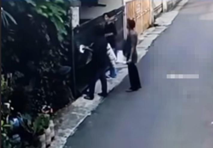 Bekasi - Tangkapan layar CCTV pengamen coba membakar pagar rumah milik warga di Pondok Gede, Kota Bekasi. Foto: Ist/Gobekasi.id.